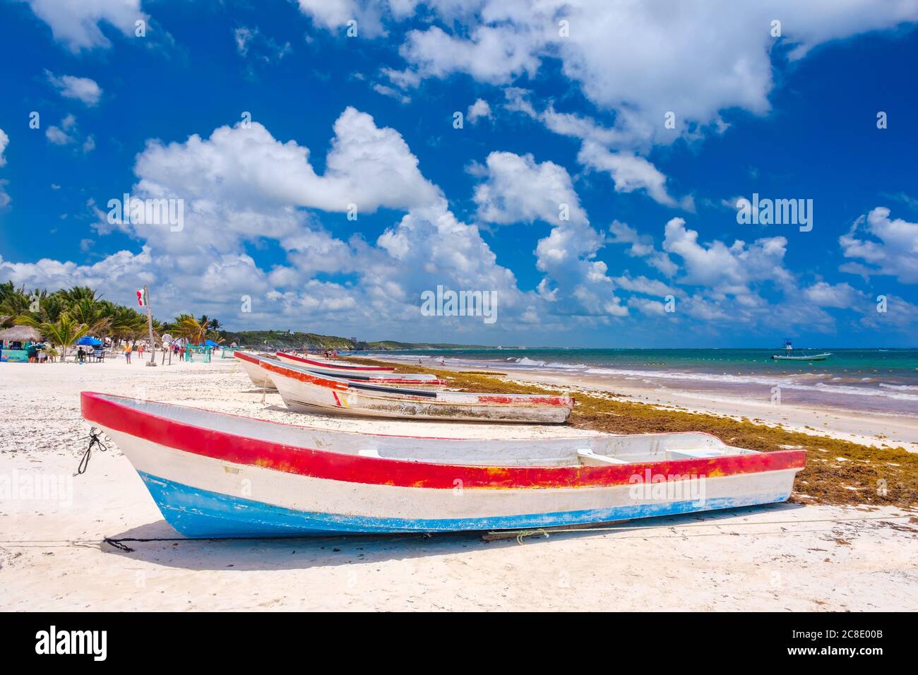 Bunte Fischerboote am Strand in Tulum an der Maya Riviera in Mexiko Stockfoto