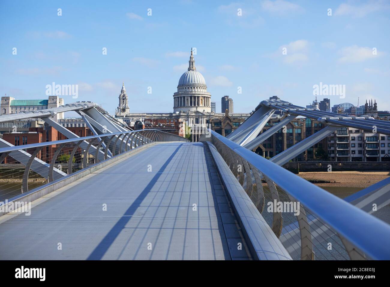 Großbritannien, England, London, leere Millennium Bridge mit St. Pauls Cathedral im Hintergrund Stockfoto