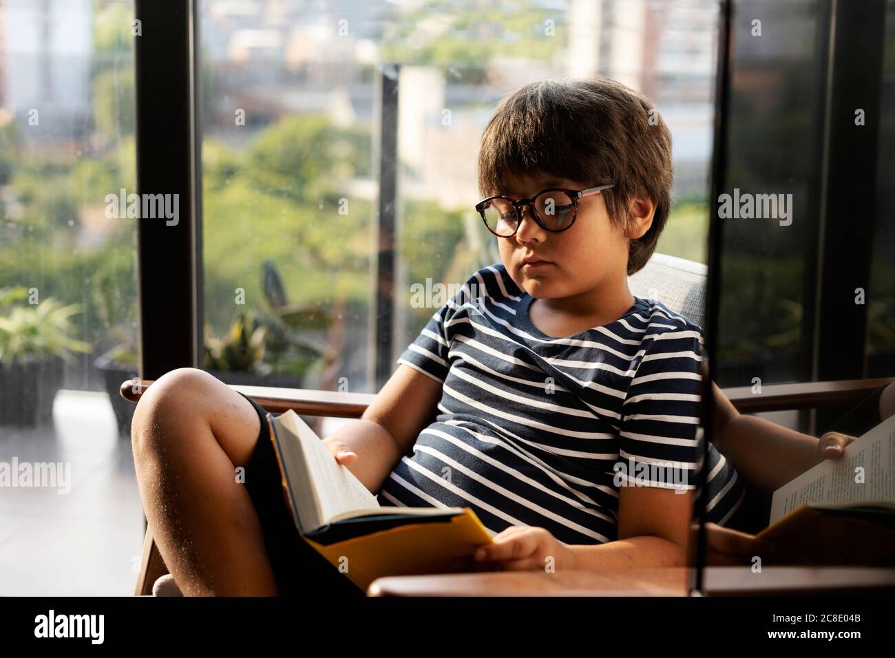 Portrait des Jungen Buch zu Hause lesen Stockfoto