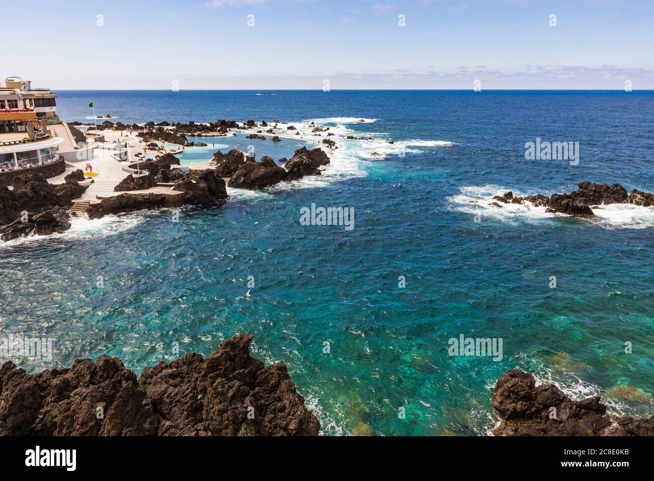 Portugal, Porto Moniz, kleine felsige Bucht am Ufer der Insel Madeira mit klarer Horizontlinie über dem Atlentischen Ozean im Hintergrund Stockfoto