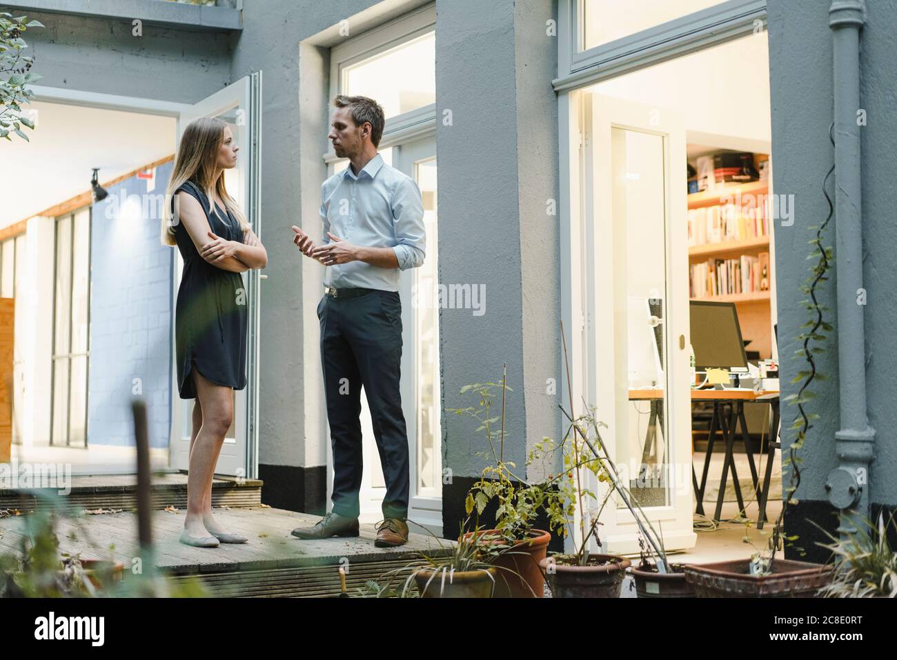 Geschäftsmann und Frau sprechen im Hinterhof des Loft-Büro Stockfoto