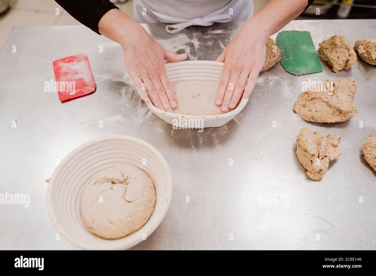 Weibliche Bäcker backen Brot auf Küchentisch in der Bäckerei Stockfoto
