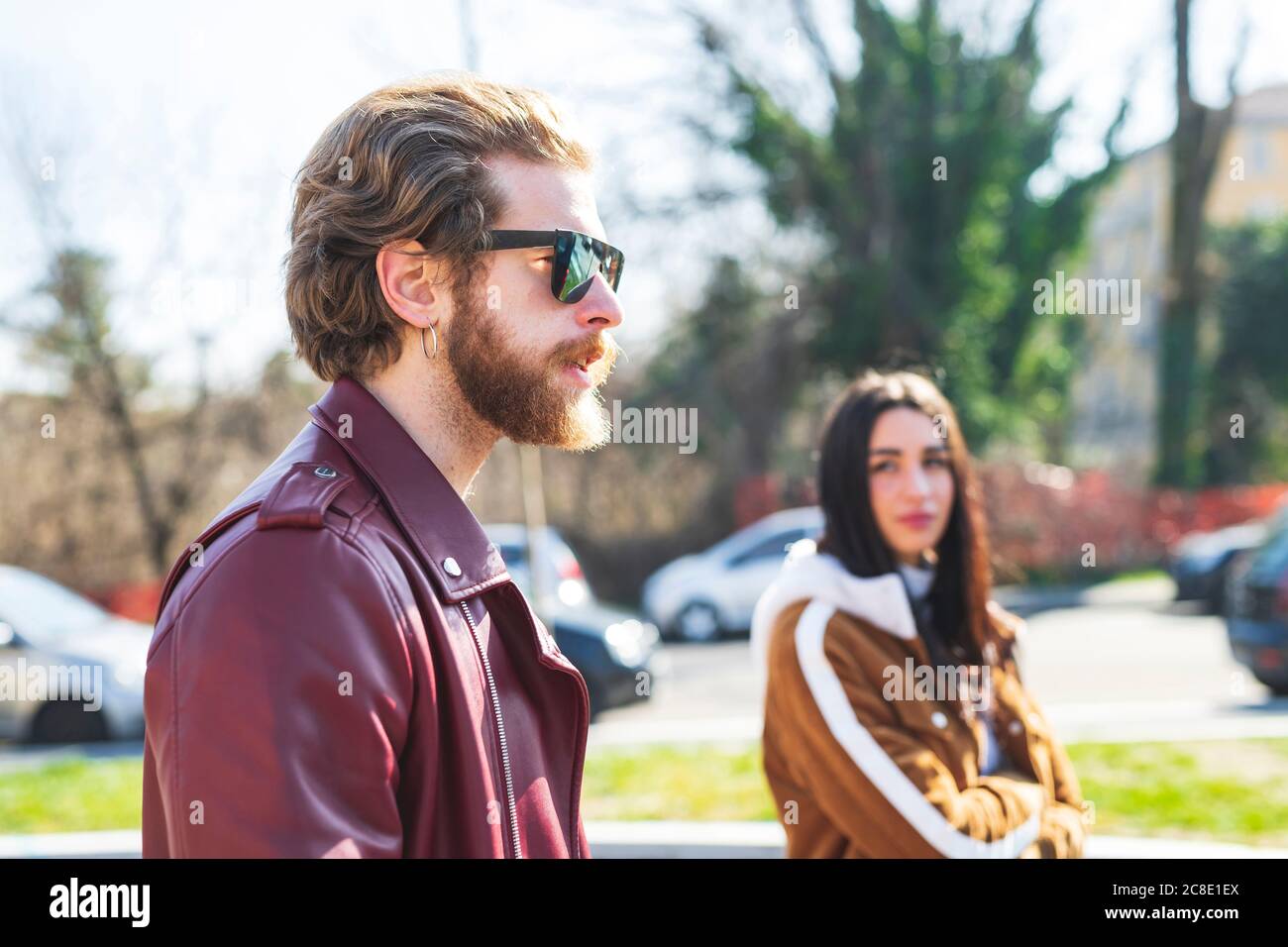 Nahaufnahme eines Mannes mit Sonnenbrille, der mit seiner Freundin in der Stadt unterwegs ist Stockfoto