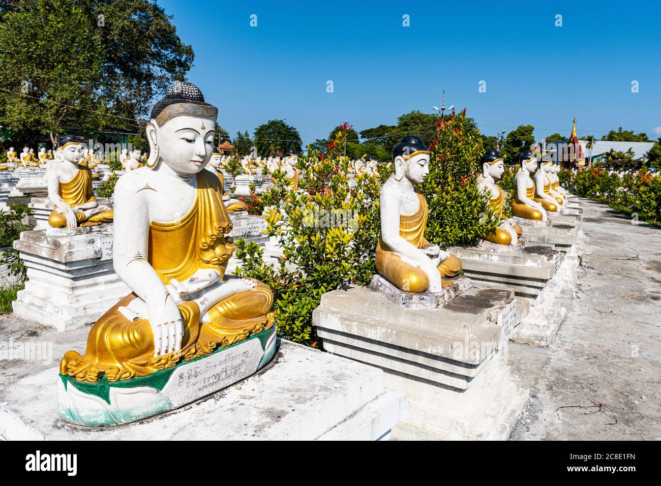 Myanmar, Kachin Staat, Aung Zay Yan Aung Pagode, Buddha-Statuen vor dem Tempel Stockfoto
