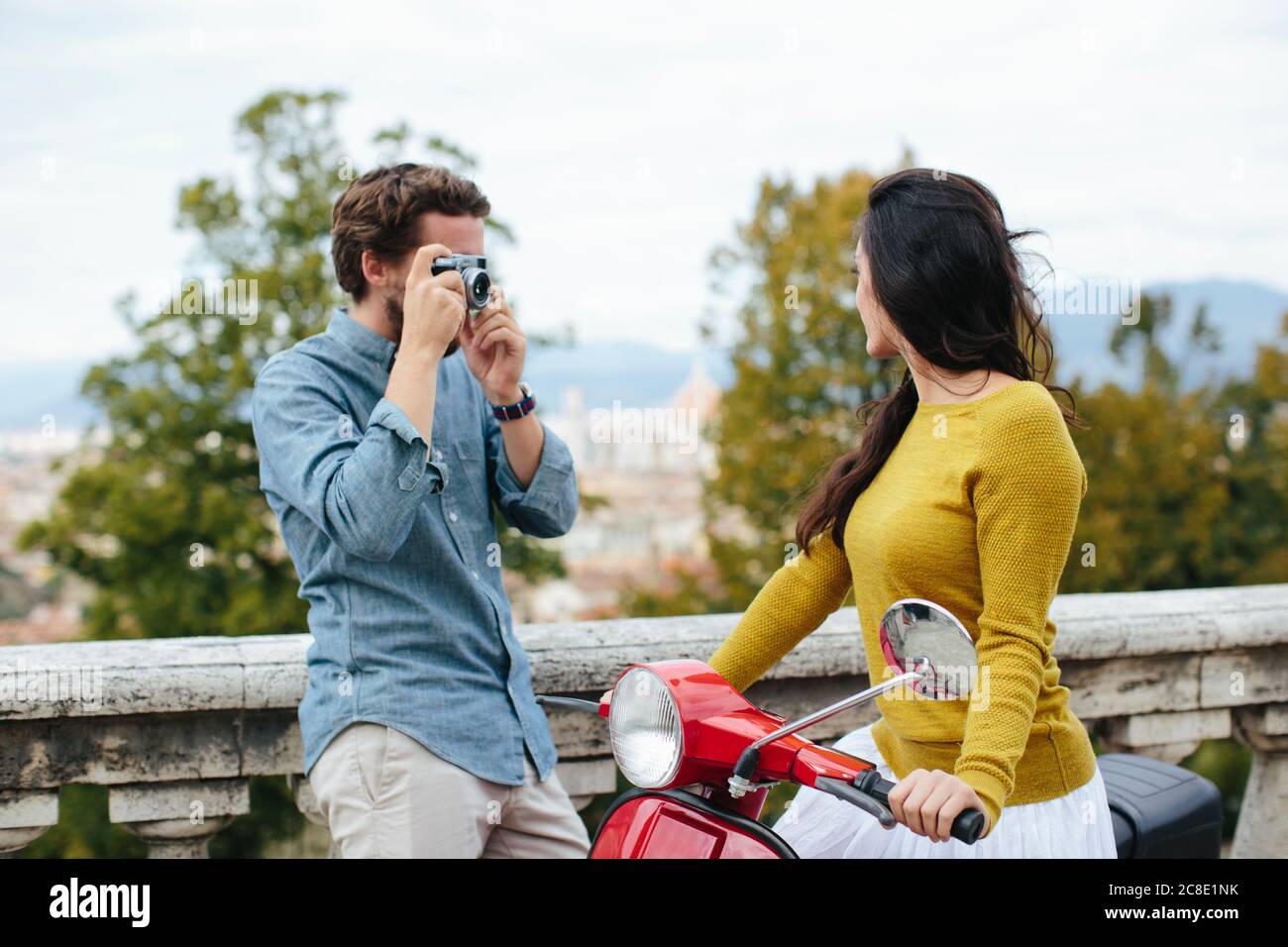 Mann Auf Vespa Stockfotos Und Bilder Kaufen Alamy