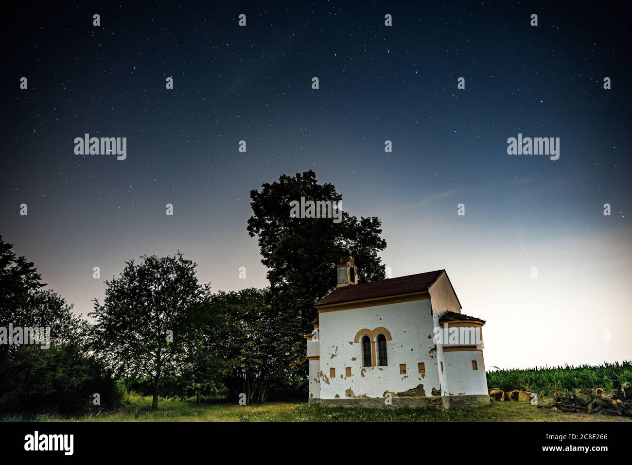 Zdimerice, Tschechische republik - 22. Juli 2020. Nachtfoto von C/2020 F3 Neowise Komet über Kapelle des Heiligen Namens der Jungfrau Maria in Zdimerice, in der Nähe Stockfoto