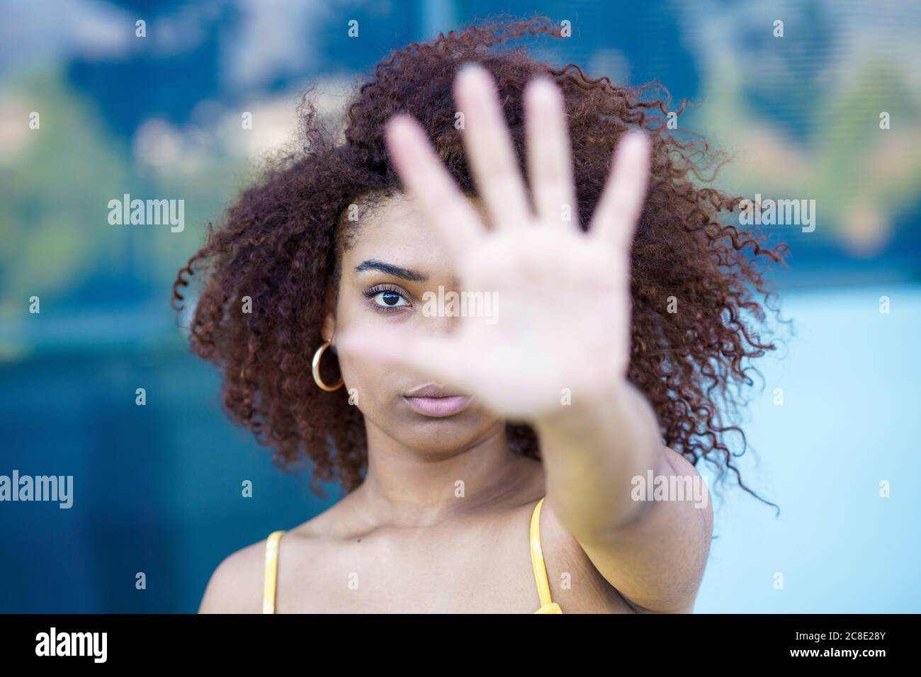 Nahaufnahme einer jungen Frau mit Stoppschild Stockfoto