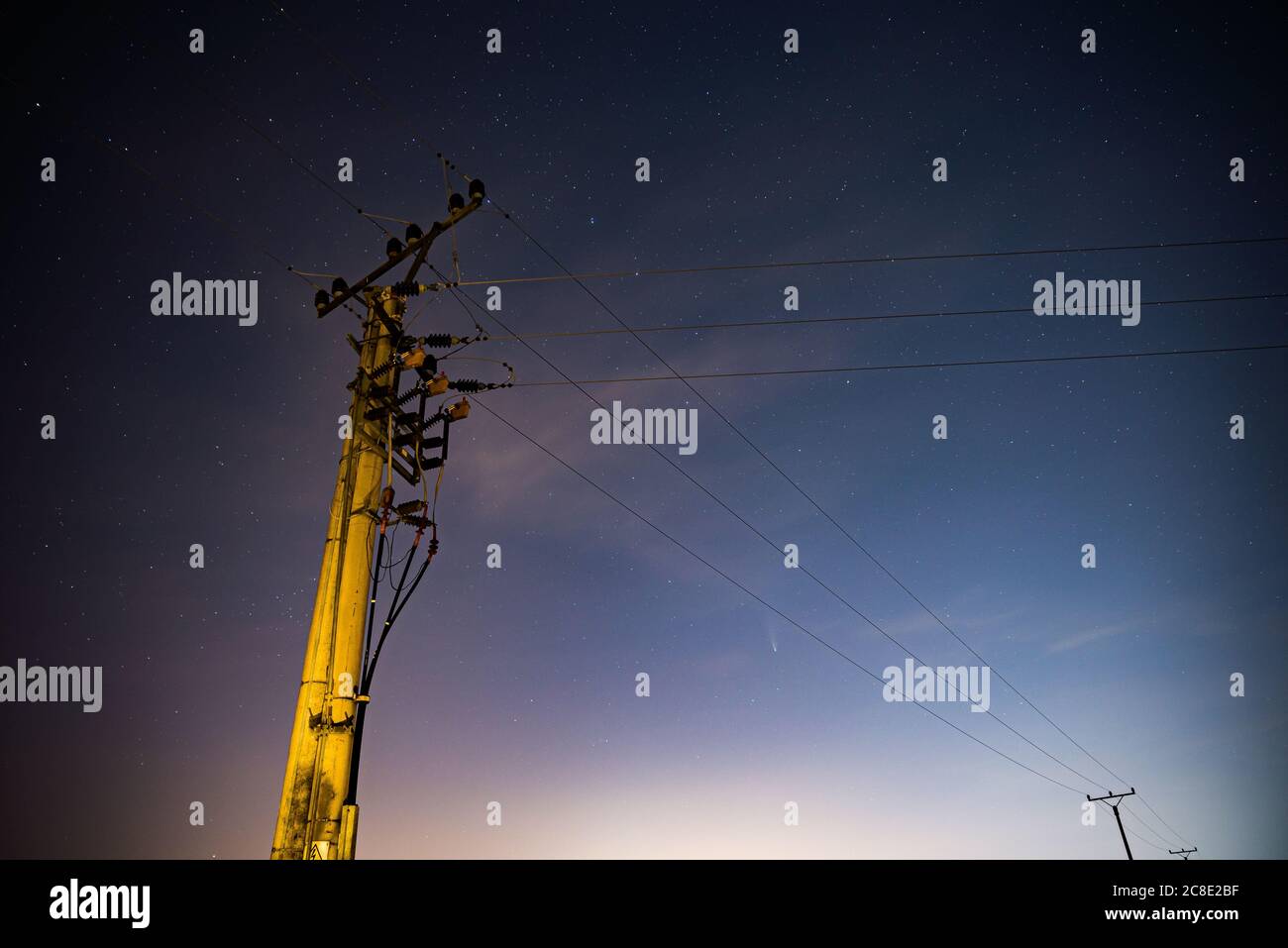 Nachtaufnahme des Kometen C/2020 F3 Neowise über dem elektrischen Turm bei Prag Stockfoto