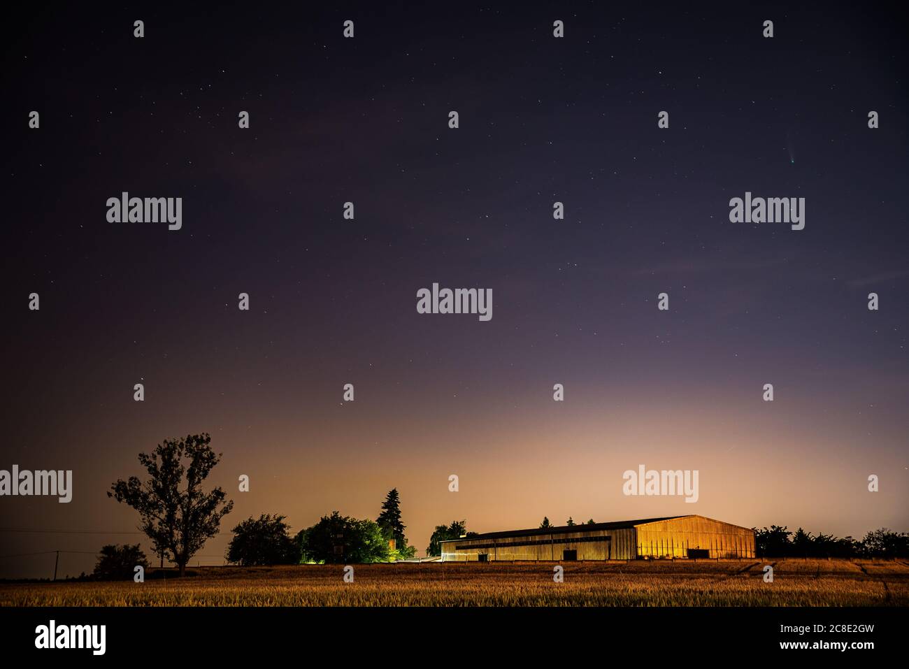 Cestlice, Tschechische republik - 22. Juli 2020. Aufbau des Schießbereichs im Feld bei Nacht mit Komet C/2020 F3 Neowise oben Stockfoto