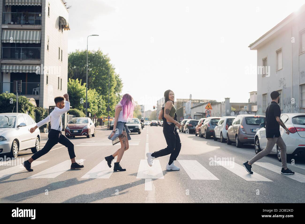 Gruppe von Freunden, die eine Straße in der Stadt überqueren Stockfoto