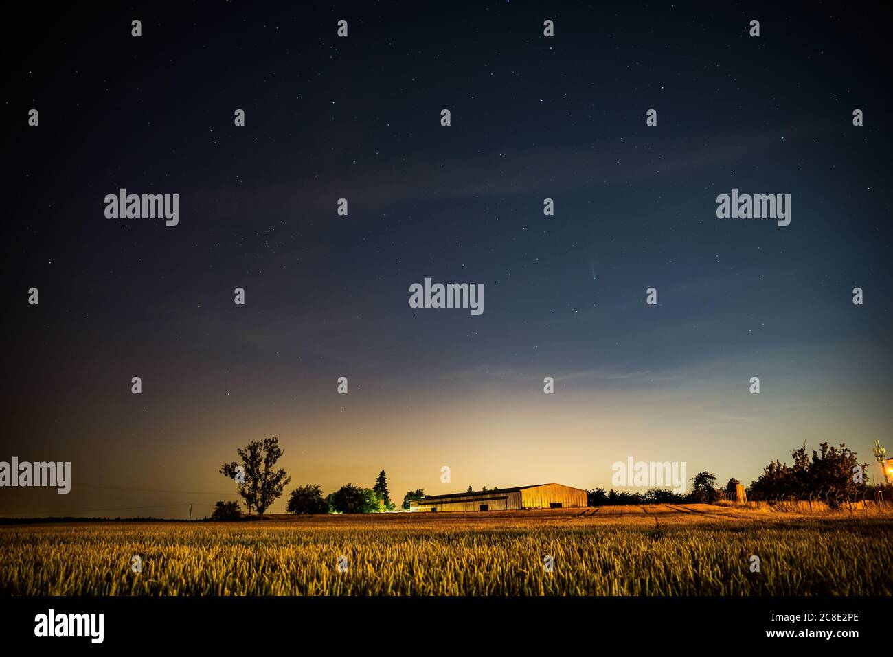 Cestlice, Tschechische republik - 22. Juli 2020. Aufbau des Schießbereichs im Feld bei Nacht mit Komet C/2020 F3 Neowise oben Stockfoto