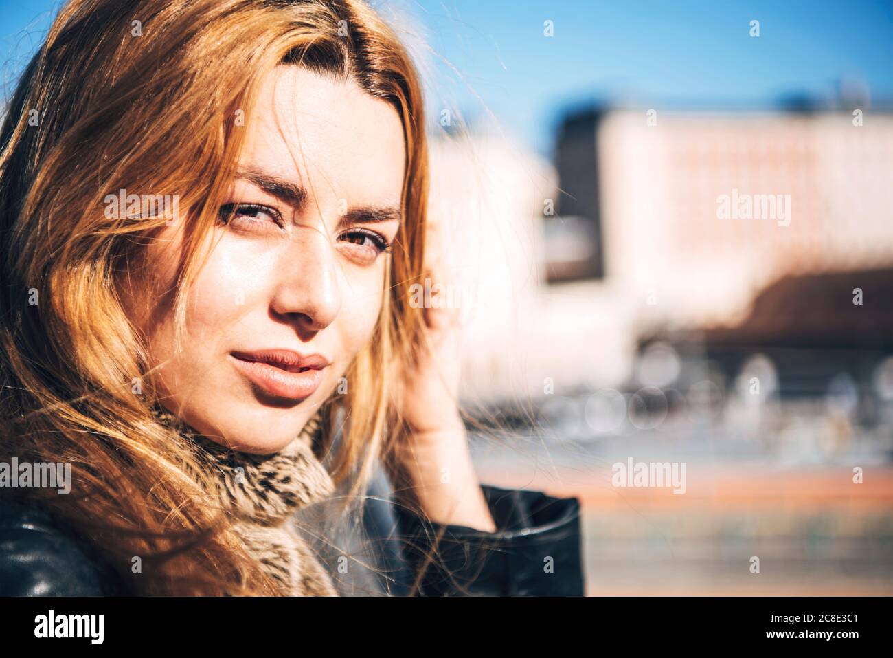 Nahaufnahme Porträt einer Geschäftsfrau mit blonden Haaren an sonnigen Tagen Stockfoto