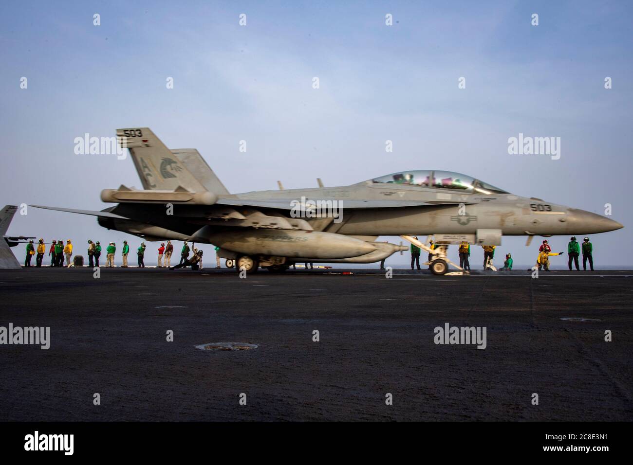 Ein U.S. Navy E/A-18G Growler Jagdflugzeug, das an die Zapper des Electronic Attack Squadron 130 angeschlossen ist, startet vom Flugdeck des Nimitz-Klasse Flugzeugträgers USS Dwight D. Eisenhower während des Betriebs am 18. Juli 2020 im Arabischen Meer. Stockfoto