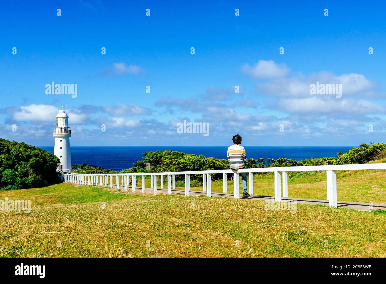 Mann auf Geländer gegen blauen Himmel, Cape Otway, Victoria, Australien Stockfoto