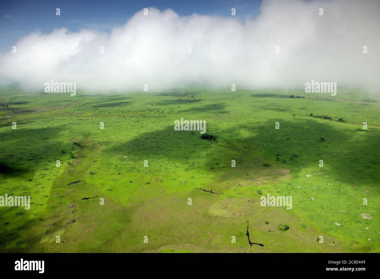 Demokratische Republik Kongo, Luftaufnahme der Wolken über der grünen Landschaft des Garamba Nationalparks Stockfoto