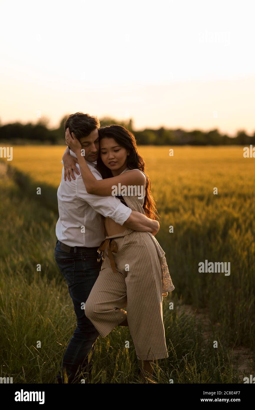 Tanzendes Paar auf dem Feld am Abend Stockfoto