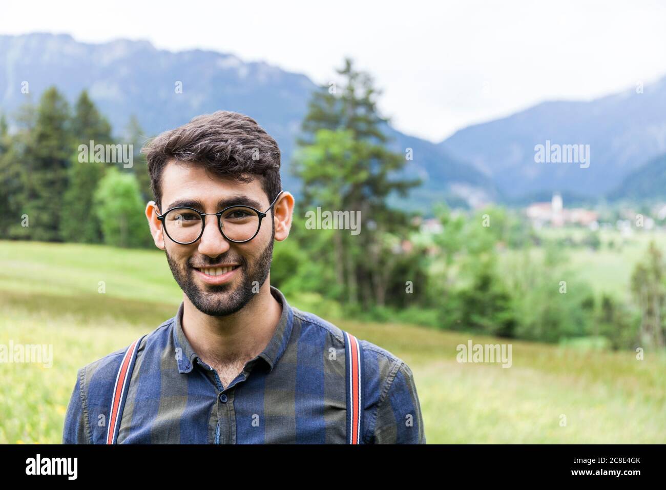 Porträt eines lächelnden jungen Mannes mit Brille, Reichenwies, Oberammergau, Gerrmany Stockfoto