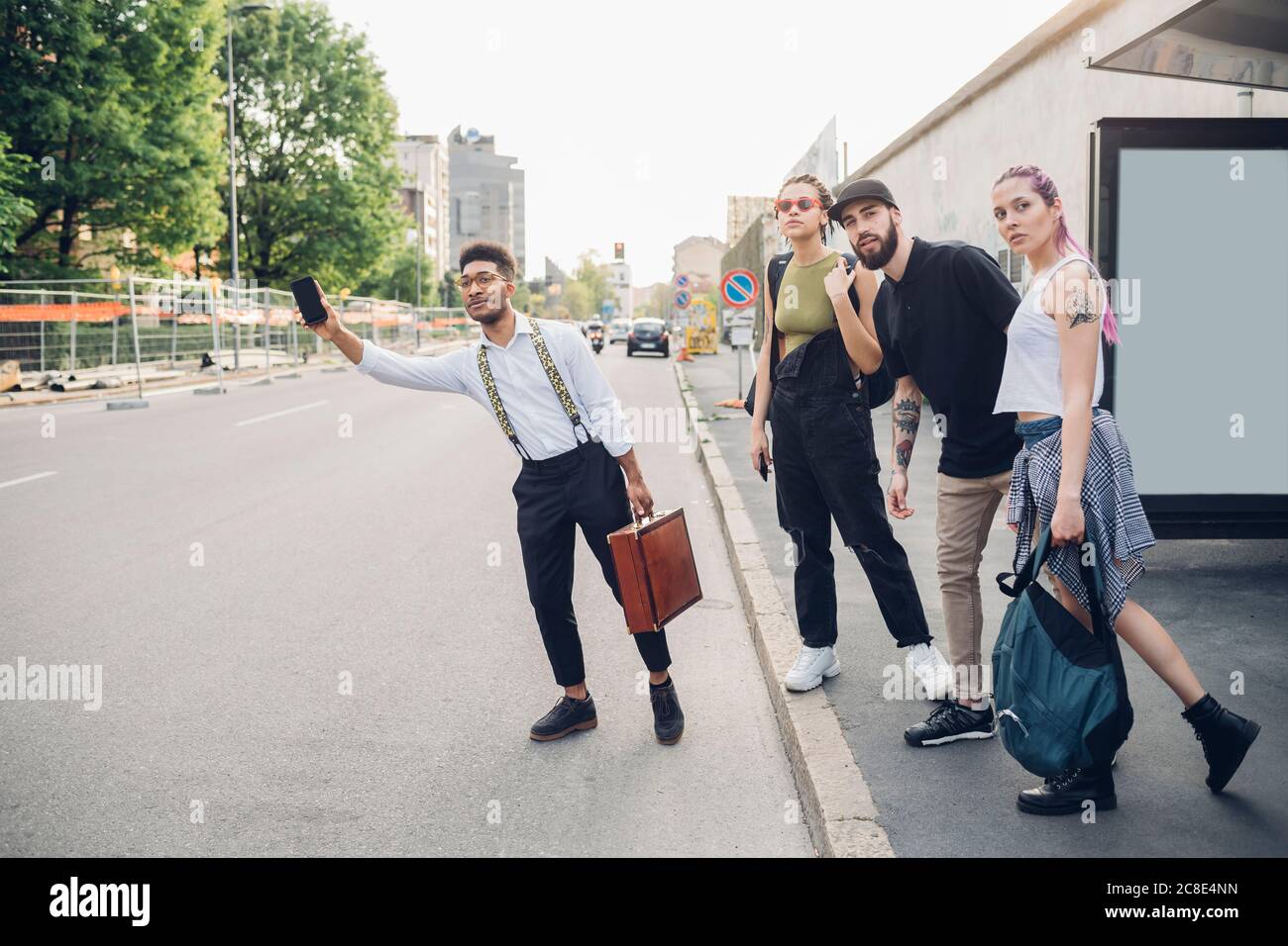 Gruppe von Freunden an der Bushaltestelle in der Stadt Stockfoto