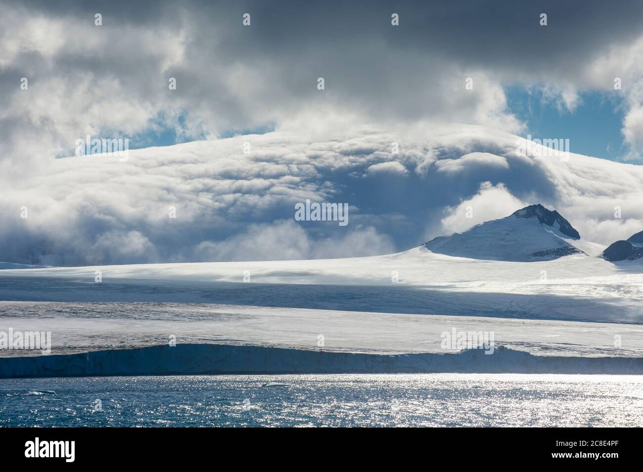 Wolken über den Küstengletschern der Tabarin-Halbinsel Stockfoto
