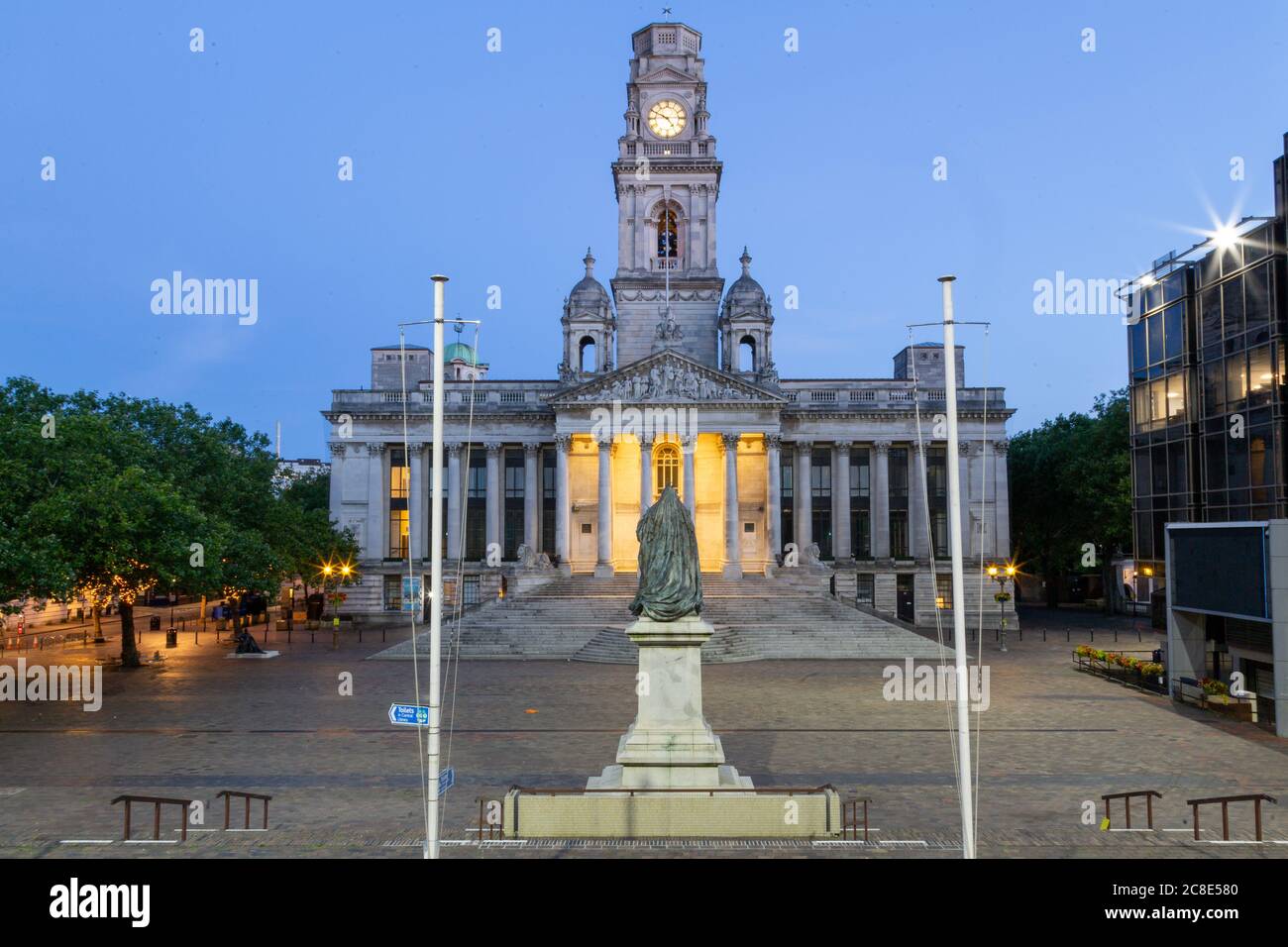 Portsmouth Guildhall leuchtet während der blauen Stunde vor Sonnenaufgang Stockfoto