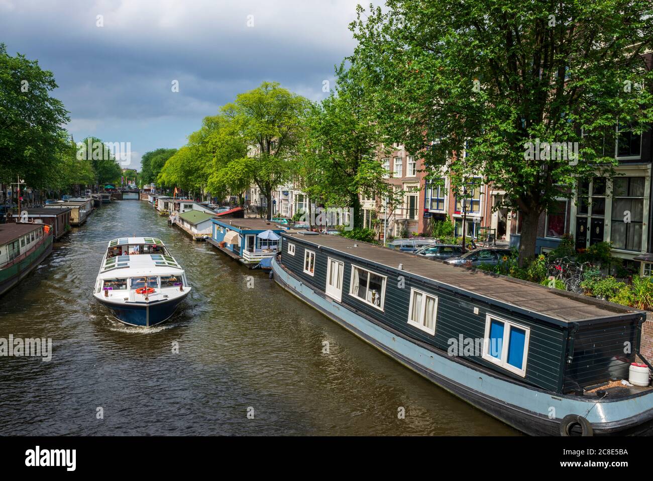 Niederlande, Provinz Nordholland, Amsterdam, Boote auf der Prinsengracht Stockfoto