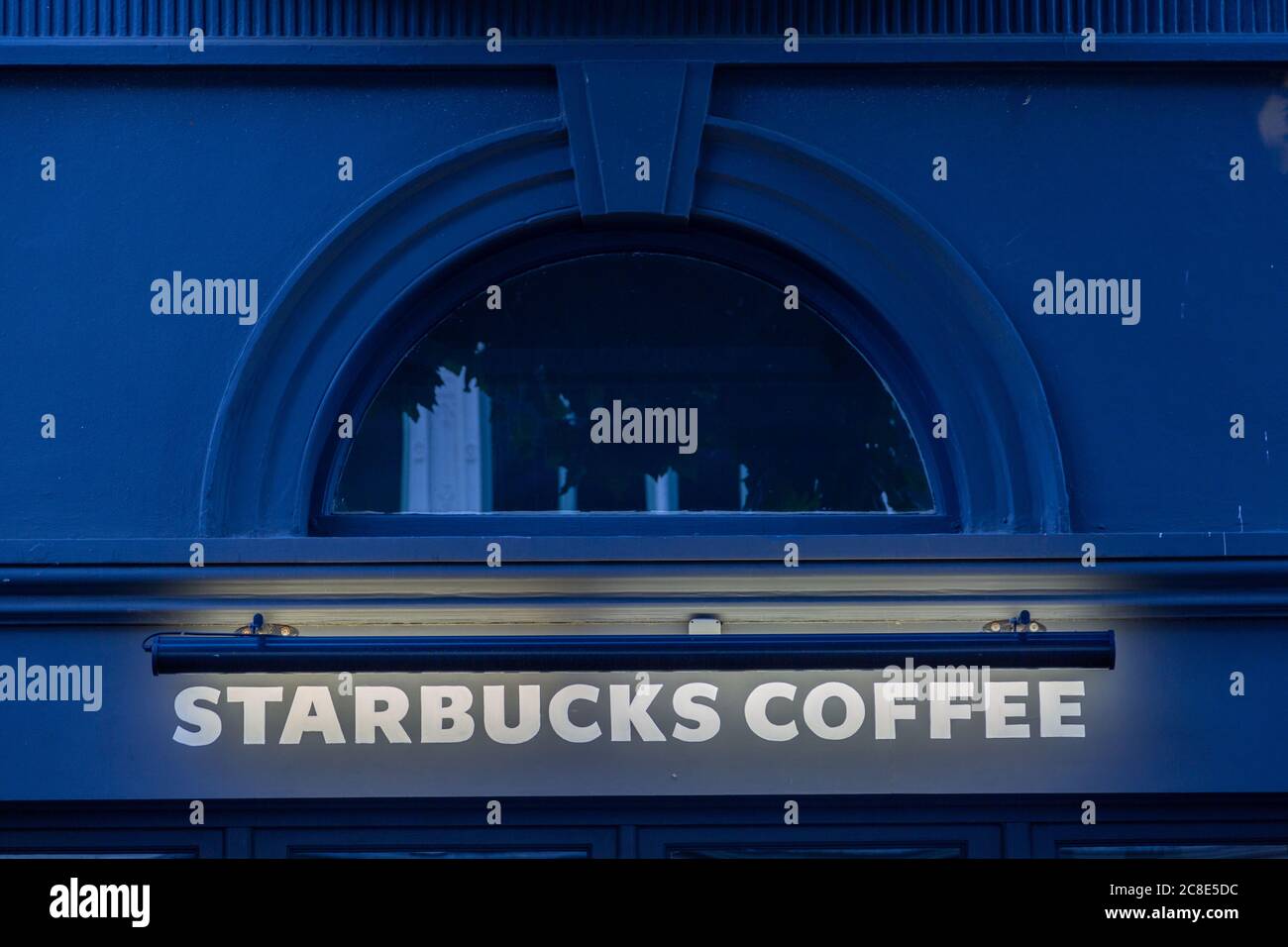 Das beleuchtete Schild eines starbucks Coffee Shops Stockfoto