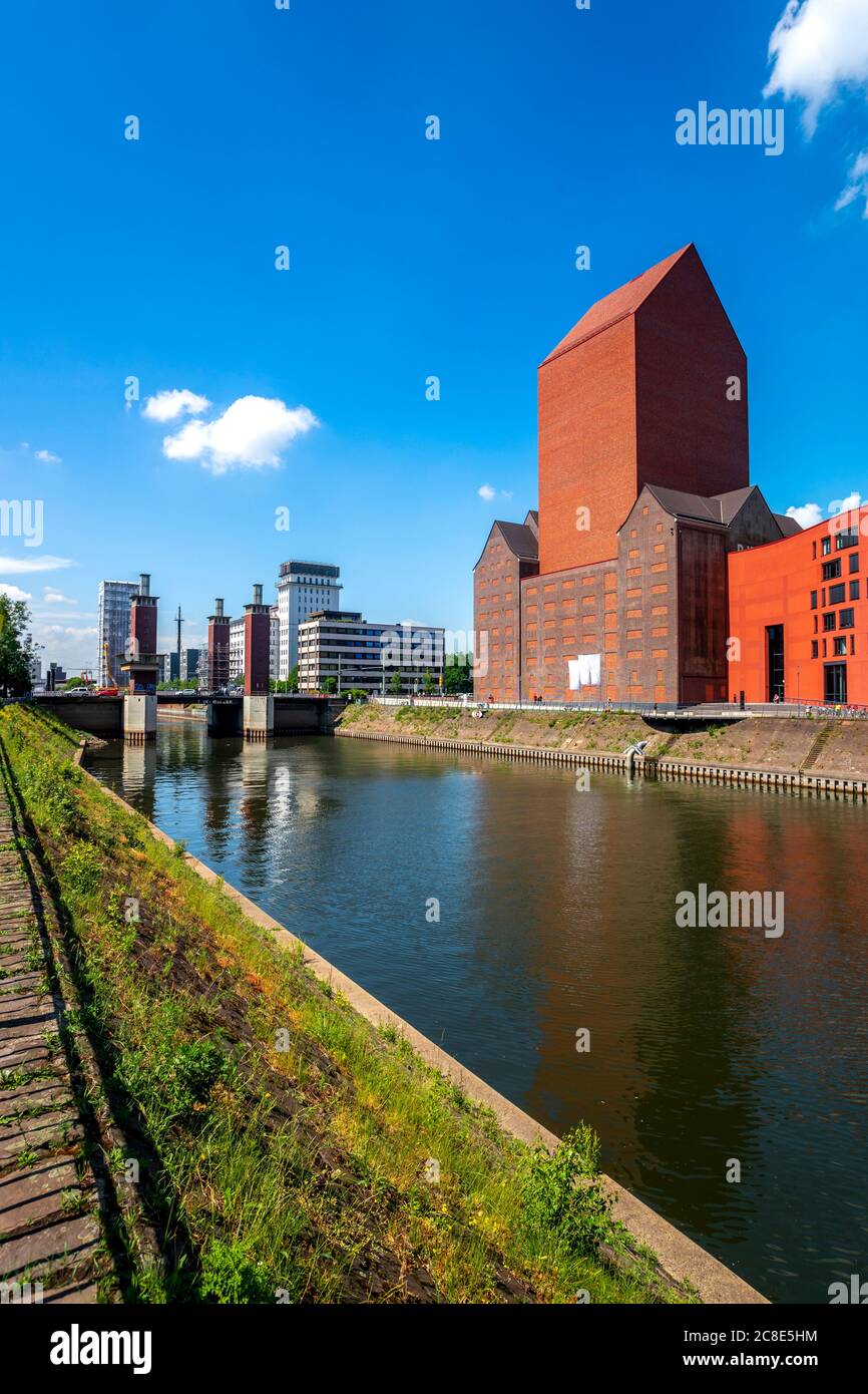 Deutschland, Nordrhein-Westfalen, Duisburg, Kanal vor dem Landesarchiv Rheinland Stockfoto