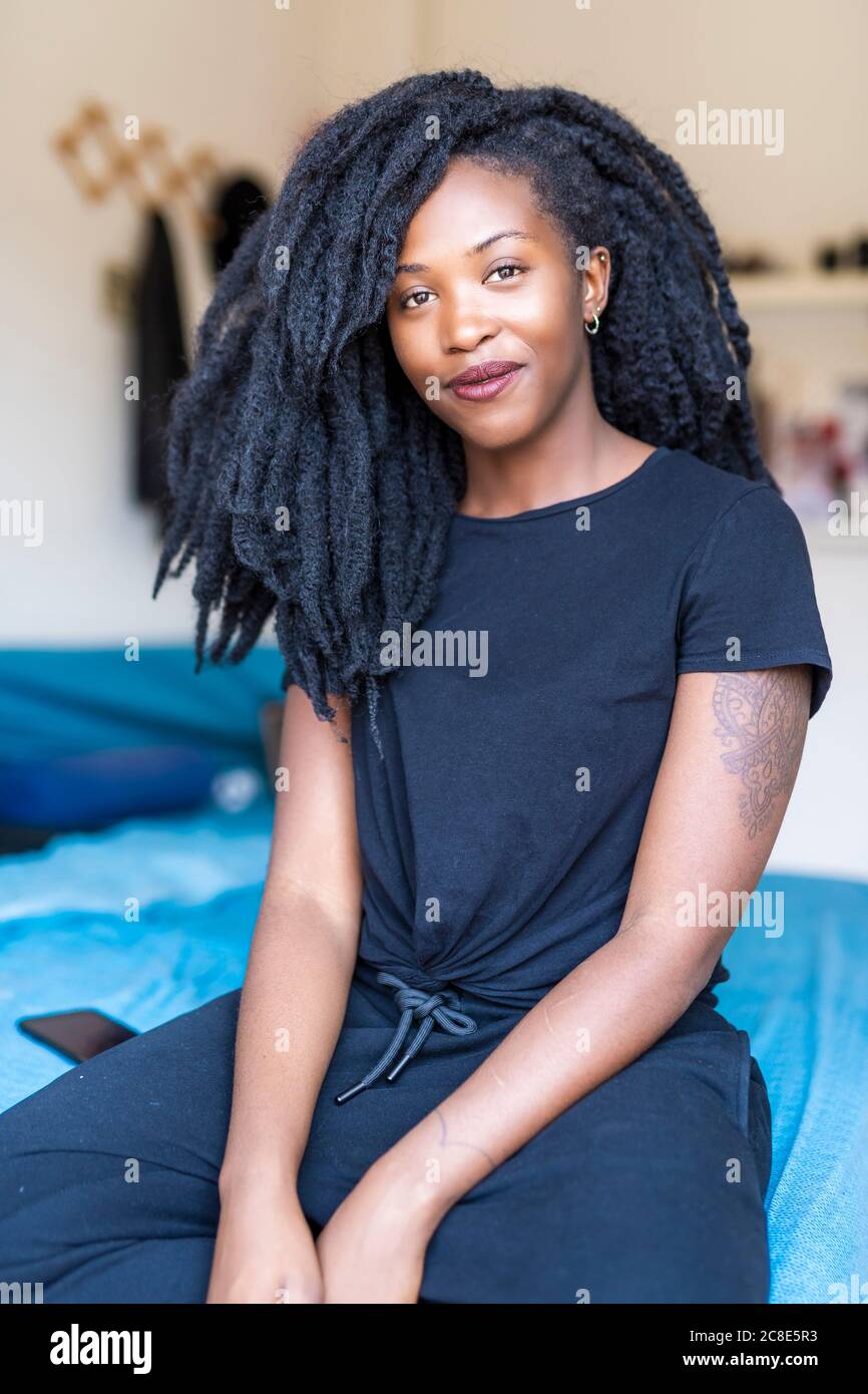 Porträt der jungen Frau mit dreadlocks Stockfoto