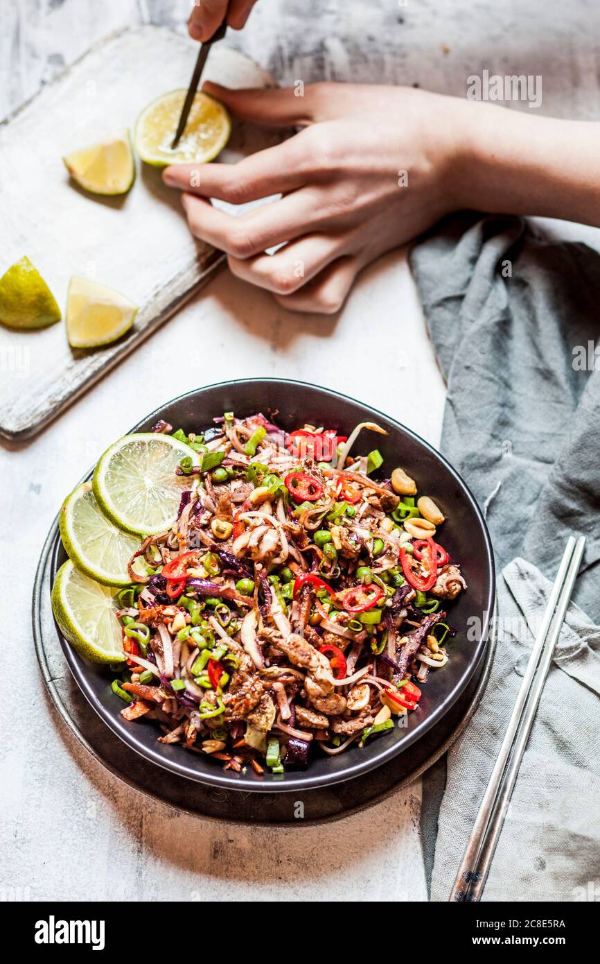 Gebratene Reisnudeln mit Gemüse, Pad Thai-Stil mit Jungen Hand ...