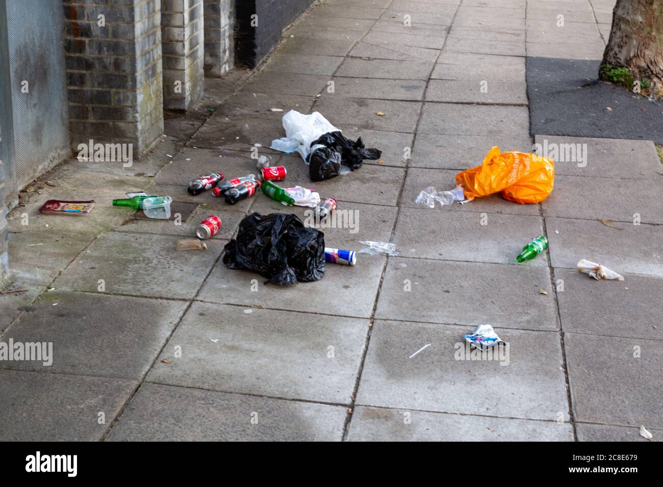 Müll auf der Straße auf dem Boden entsorgt Stockfoto