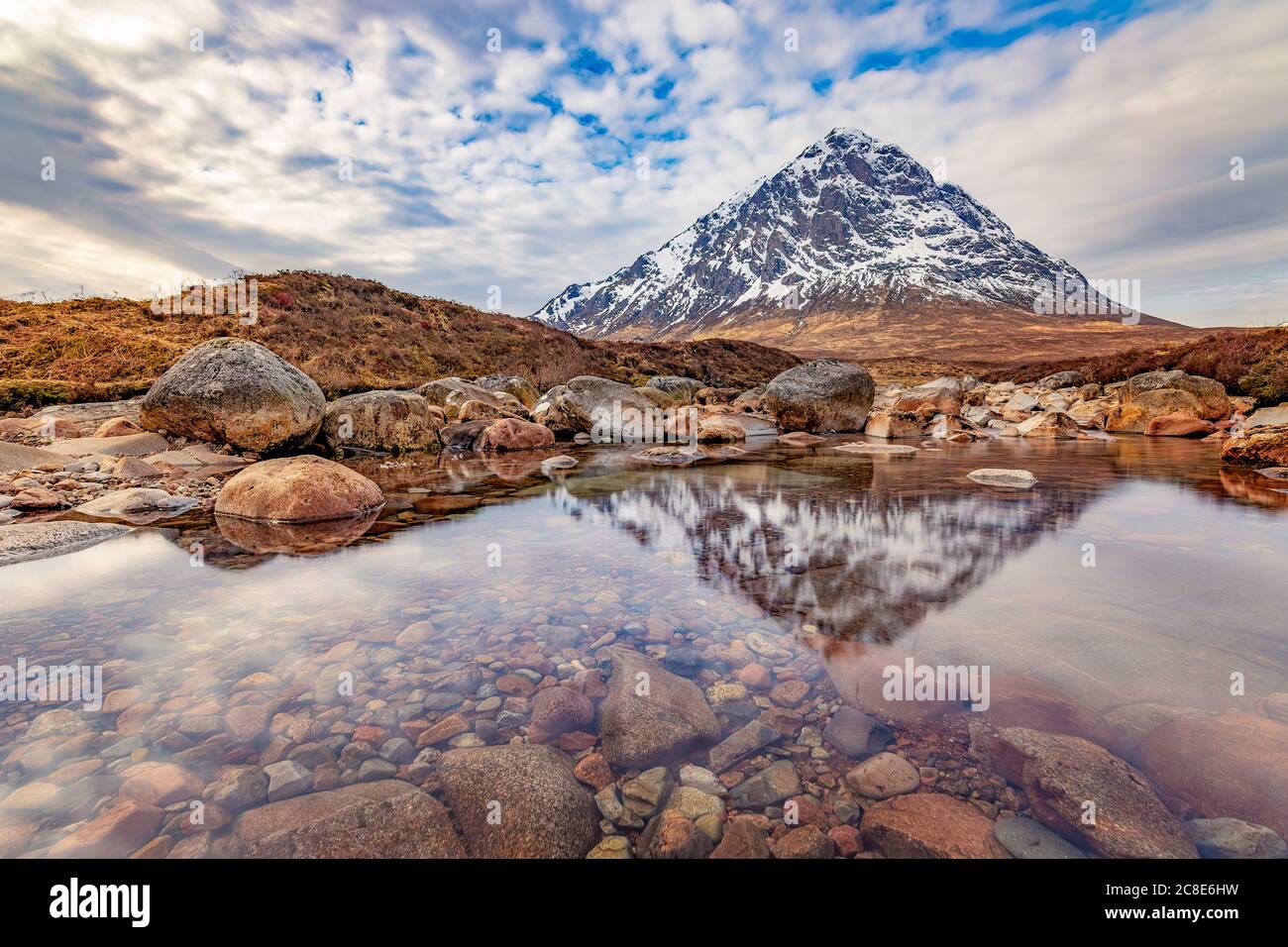 Großbritannien, Schottland, Bank of River Coupall mit Buachaille Etive Mor Berg im Hintergrund Stockfoto