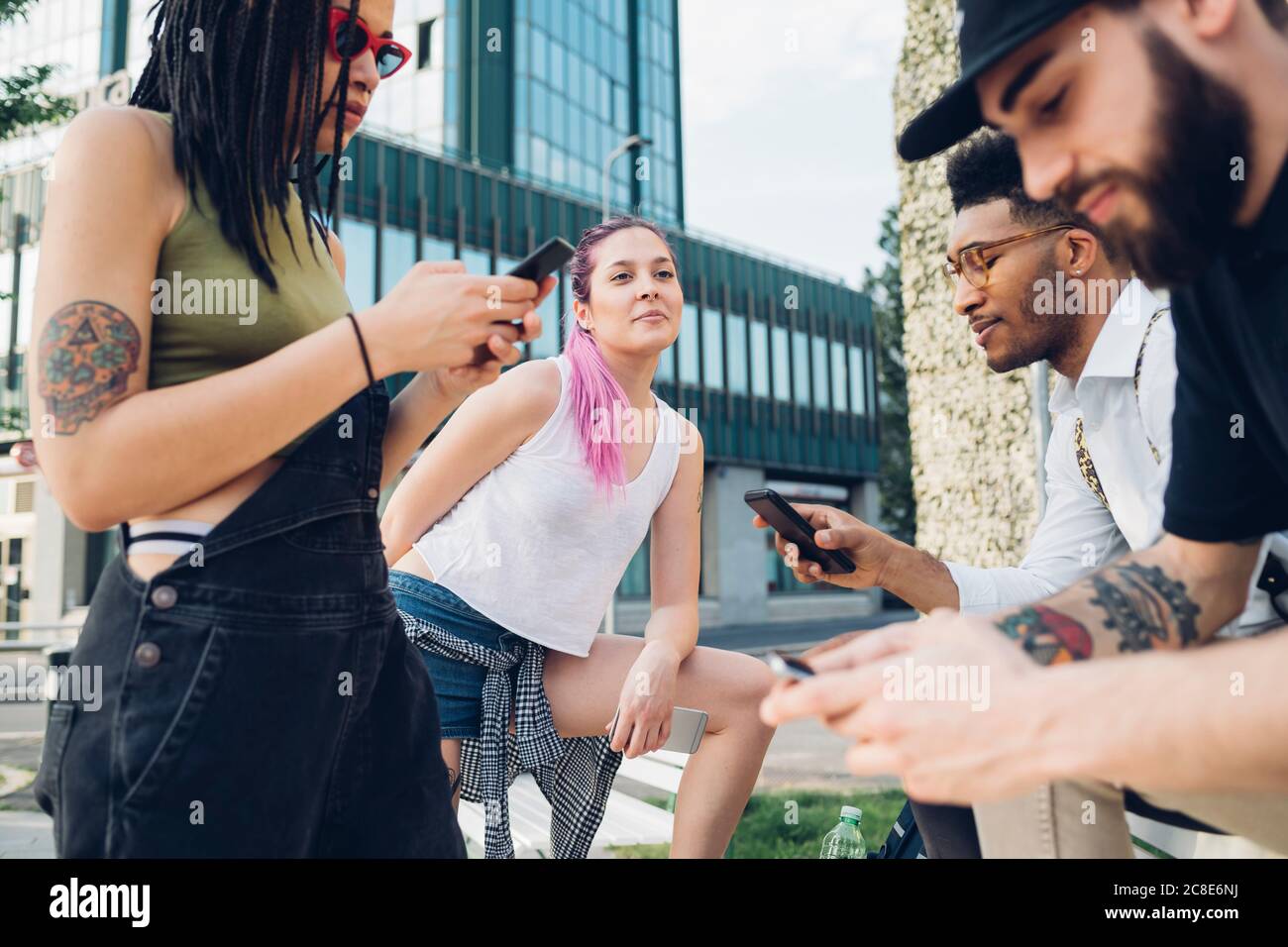 Gruppe von Freunden mit Smartphones in der Stadt Stockfoto