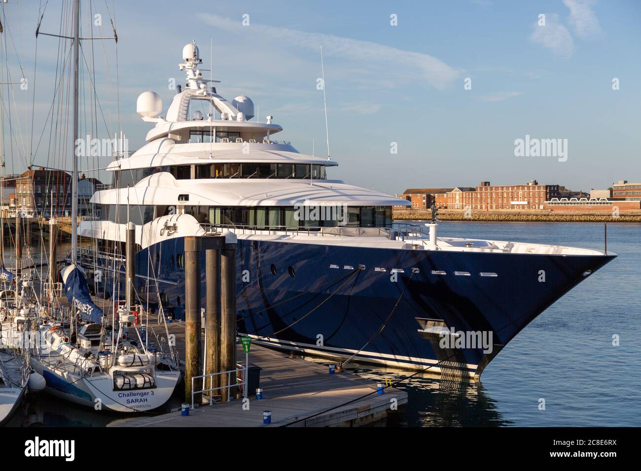 Eine Multi Million Pfund Yacht oder Super Yacht liegt an einem Gunwharf Kai Marina Stockfoto