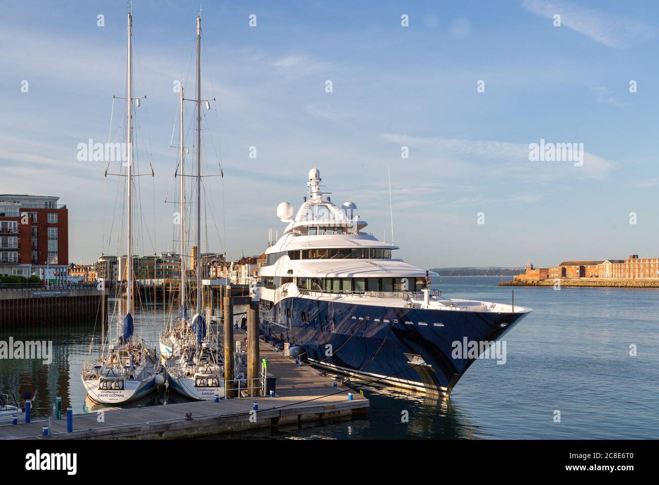 Eine Multi Million Pfund Yacht oder Super Yacht liegt an einem Gunwharf Kai Marina Stockfoto