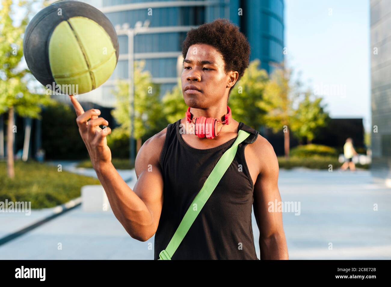 Porträt eines jungen Mannes, der Basketball an der Fingerspitze dreht Stockfoto