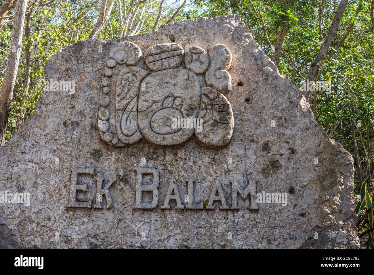 Der Eingang zur archäologischen Stätte der prähispanischen Maya-Stadt Ek Balam in Yucatan, Mexiko. Die Glyphe steht für den Namen der Stadt in Ma Stockfoto