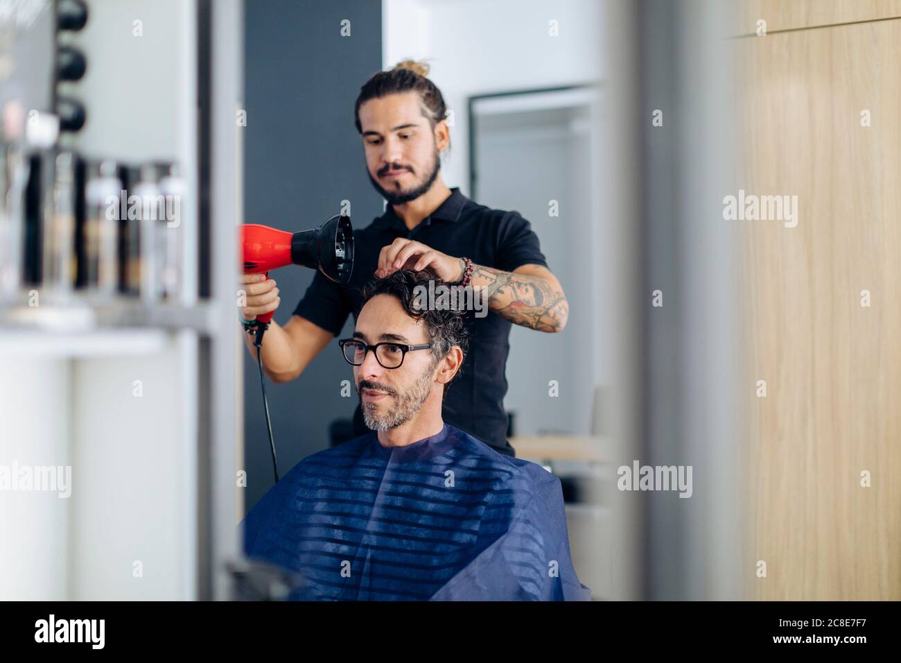 Friseur Föhnen Männerhaare im Salon Stockfoto