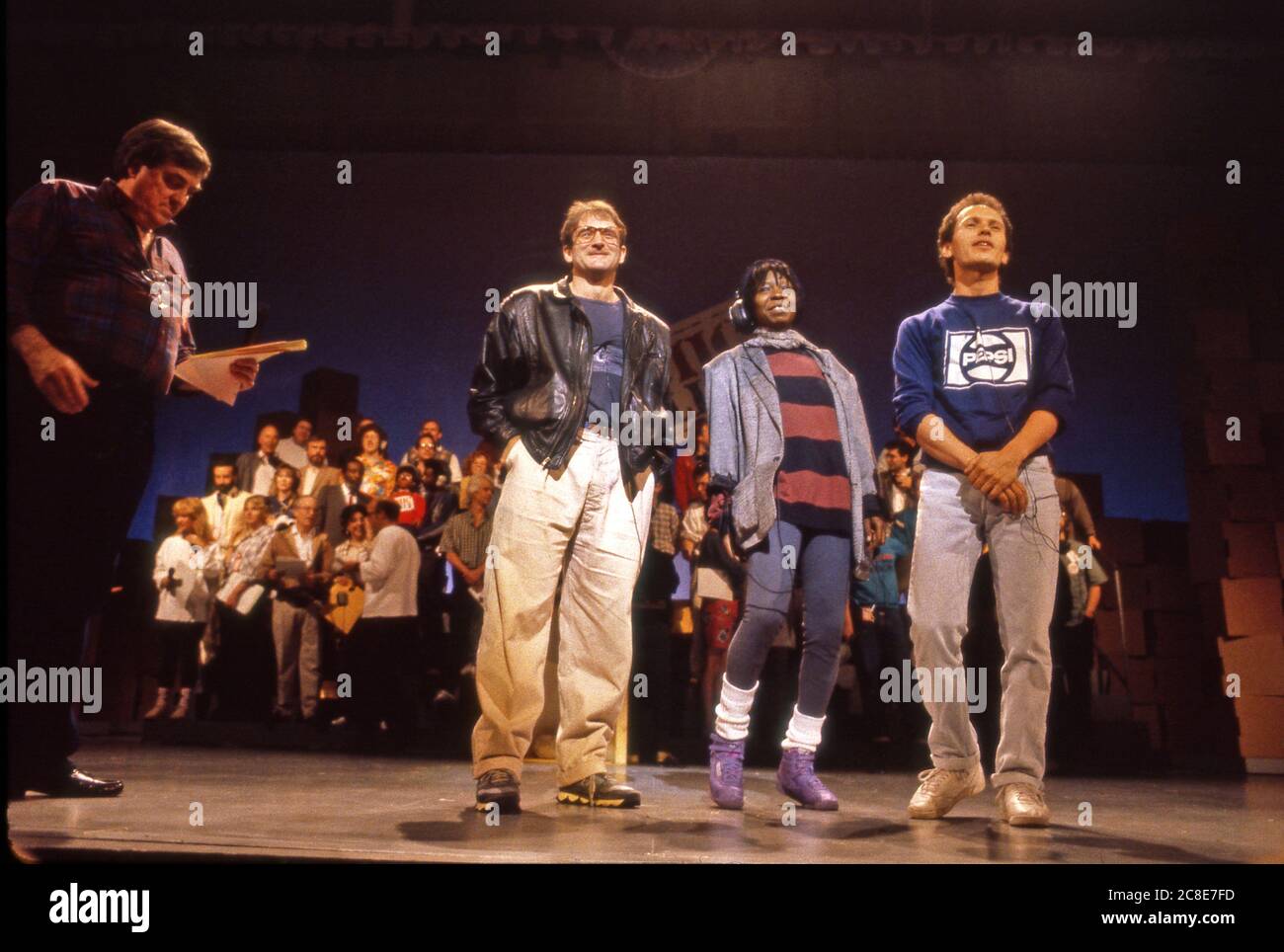 Robin Williams, Whoopi Goldberg und Billy Crystal Proben die Schlussszene für Comic Relief auf der Bühne in den Universal Studios. Stockfoto