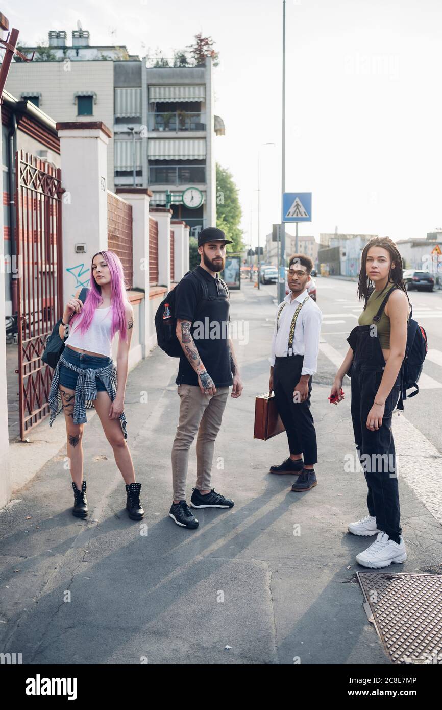 Porträt einer Gruppe von Freunden in der Stadt Stockfoto