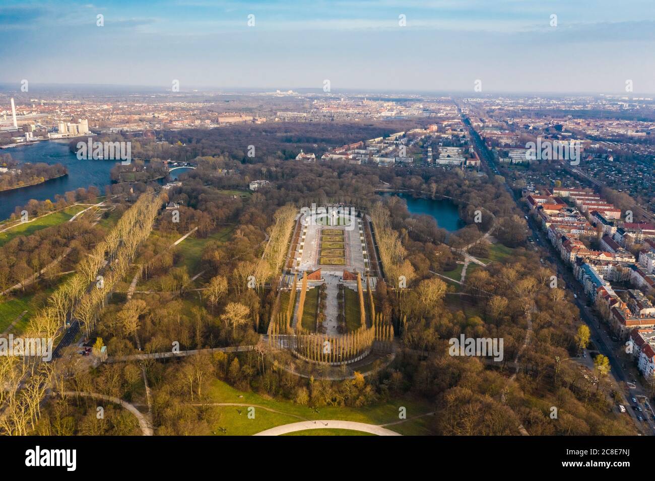 Deutschland, Berlin, Luftaufnahme Treptower Park Sowjetisches Kriegsdenkmal im Herbst Stockfoto