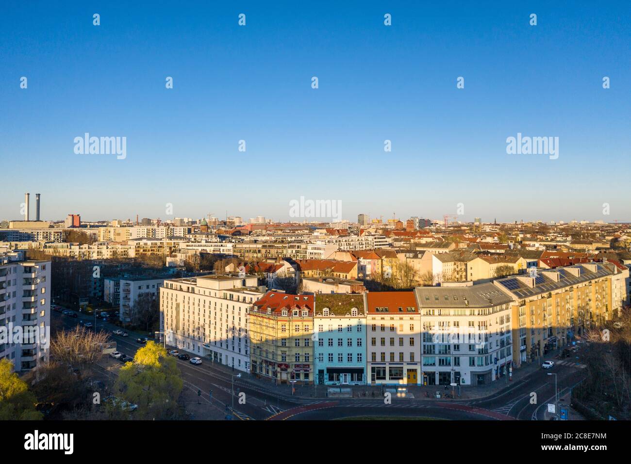 Deutschland, Berlin, Luftaufnahme des klaren Himmels über Wohngebäuden entlang der Oranienstraße im Kreuzberger Stadtteil Kreuzberg Stockfoto