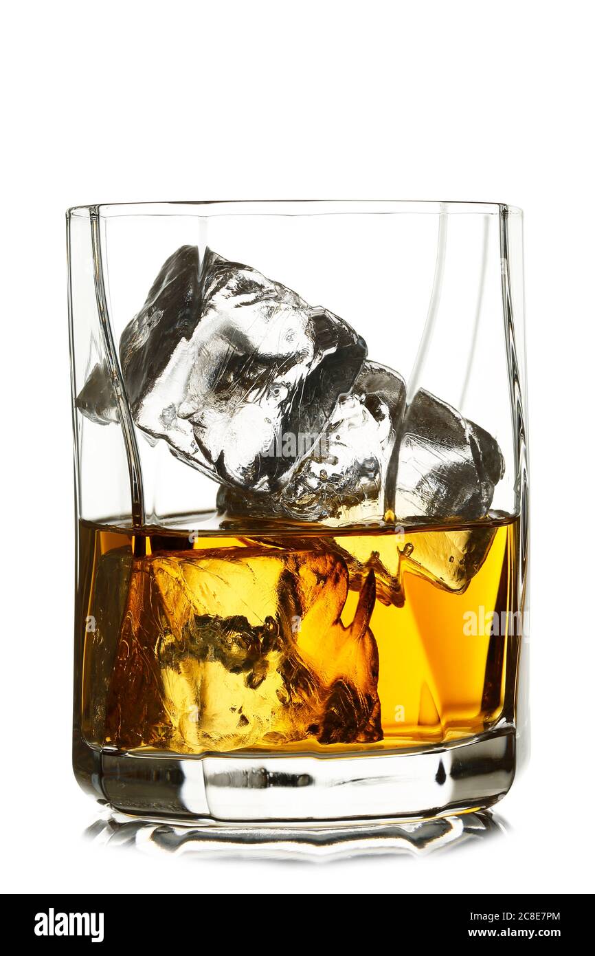 Glas Whiskey mit Eiswürfeln isoliert auf weiß Stockfoto