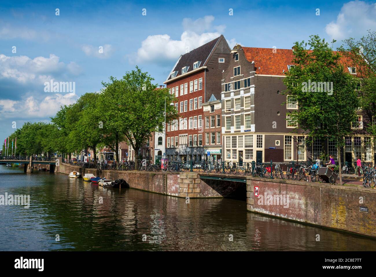 Niederlande, Provinz Nordholland, Amsterdam, Gebäude am Geldersekade Kanal Stockfoto