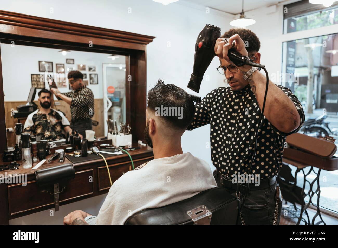 Trendy Friseur Föhnen Mann Haar im Salon Stockfoto