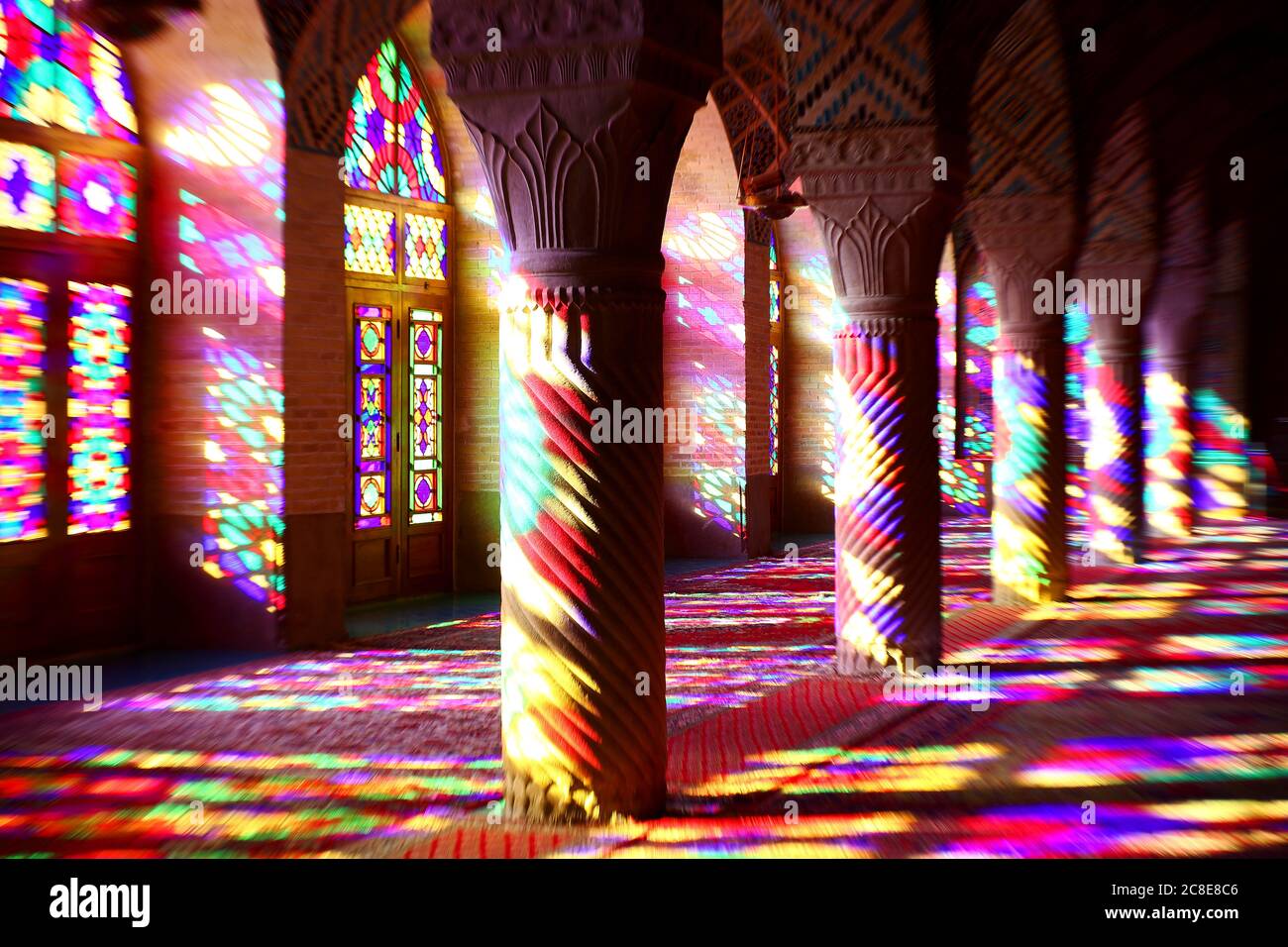 Iran, Fars Province, Shiraz, Sonnenlicht beleuchtet das Innere der Nasir-ol-Molk Moschee durch bunte Glasfenster Stockfoto