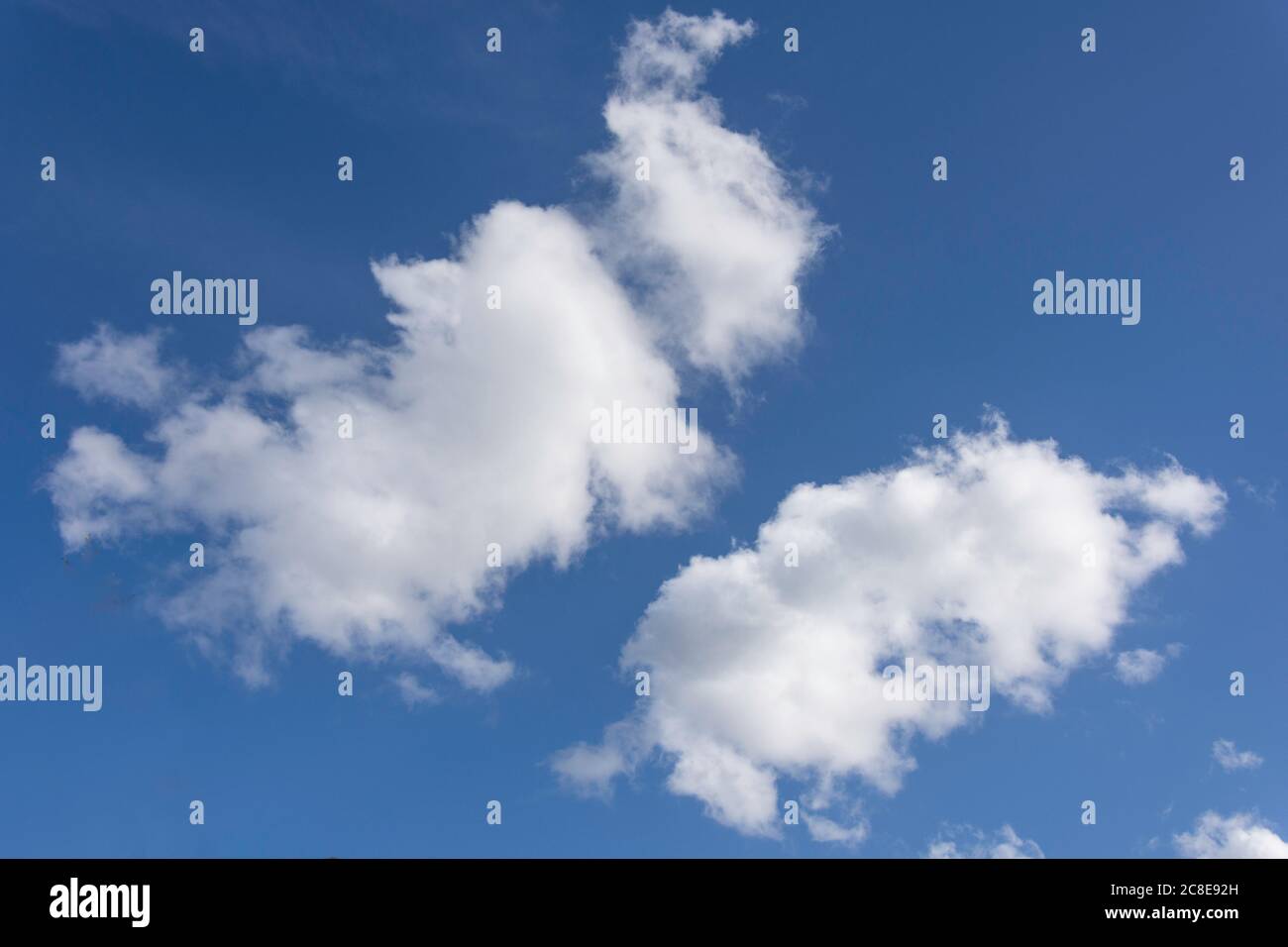 Weiße Cumulus Wolken gegen blauen Himmel, Stanwell Moor, Surrey, England, Vereinigtes Königreich Stockfoto