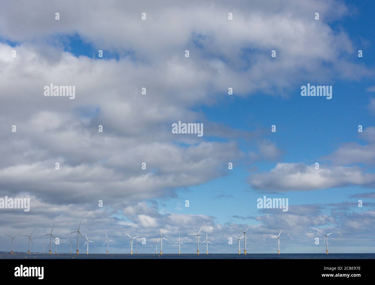 Offshore-Windkraftanlagen vom Strand, Redcar, North Yorkshire, England, Großbritannien Stockfoto