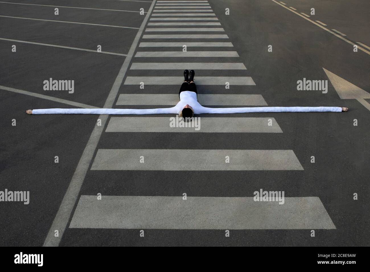 Frau mit künstlichen langen Händen liegen mit ausgestreckten Armen zebrastreifen Stockfoto