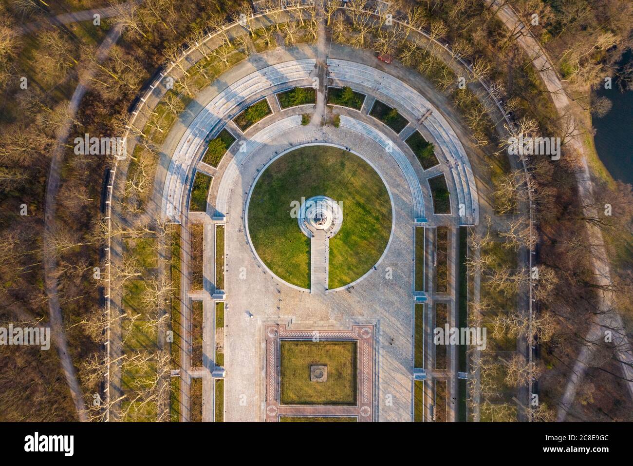 Deutschland, Berlin, Luftaufnahme Treptower Park Sowjetisches Kriegsdenkmal im Herbst Stockfoto