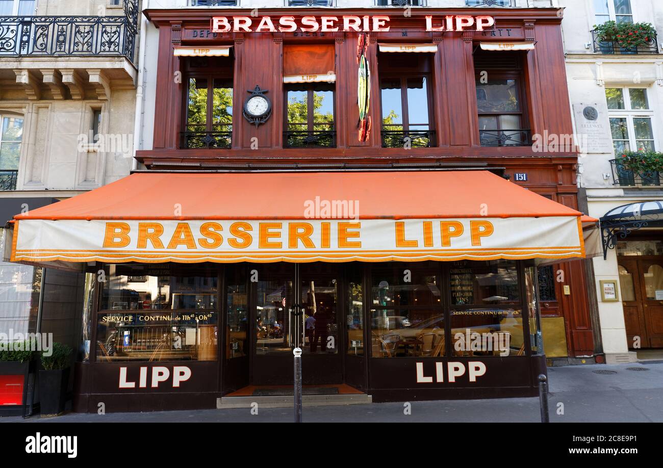 Die Brasserie Lipp ist ein berühmtes Lokal am Boulevard Saint Germain.Hemingway schrieb seine Depeschen von hier.Chagall,Camus und Montand waren Stockfoto